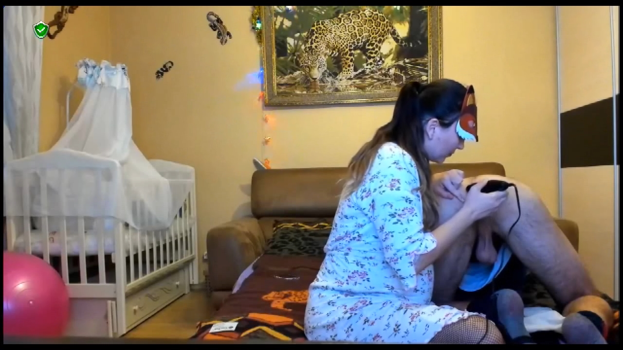 Tvoya_Madam выбривает очко мужу