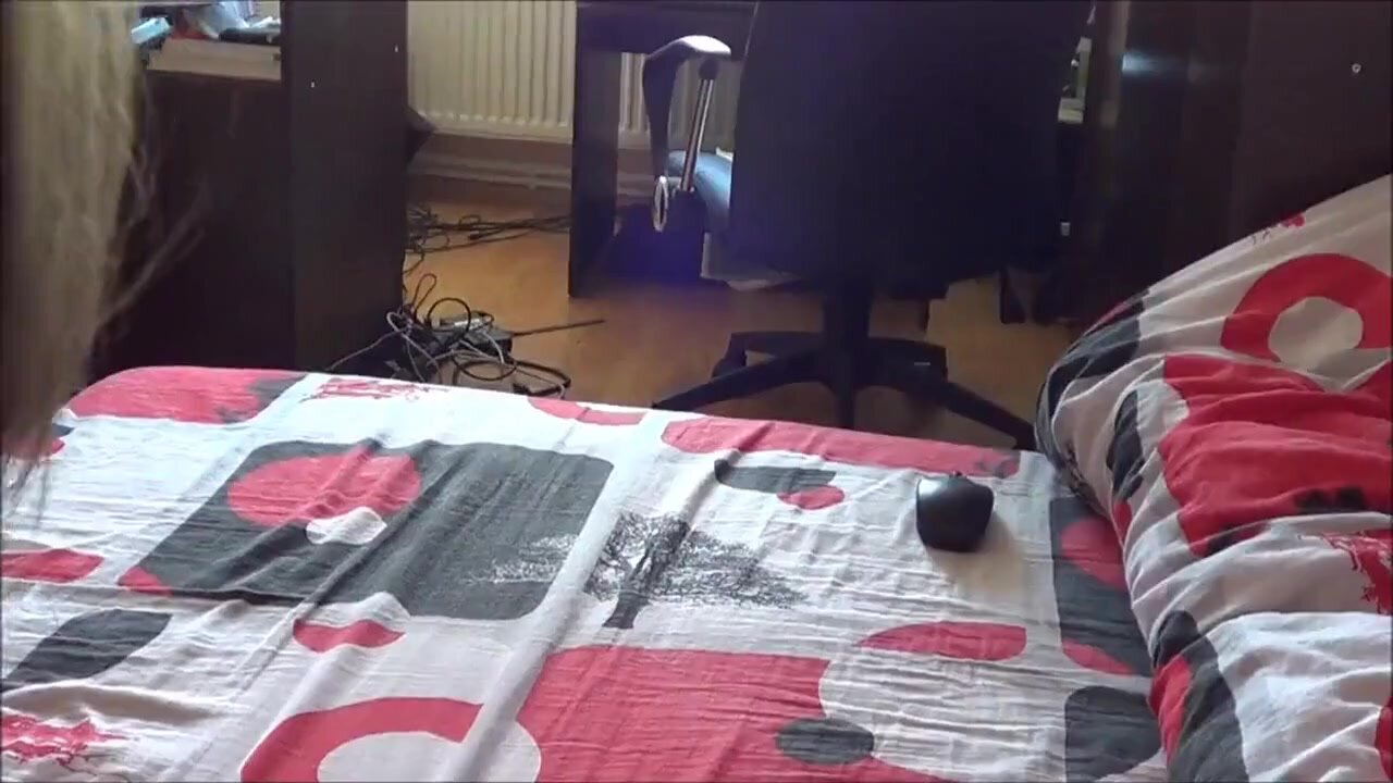 ДЕВИЦА ДРОЧИТ