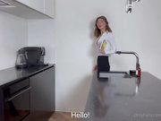 ДЕВИЦА СОСЕТ И ТРАХАЕТСЯ