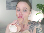 Впихнула в рот до слез и слюнок