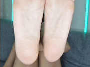 Alinka-chocolatee - шалит и трахает себя вибратором