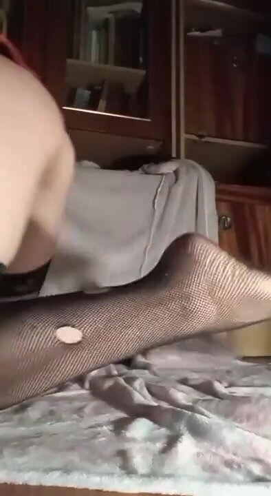 ДЕВИЦА САМА СЕБЯ ТРАХАЕТ