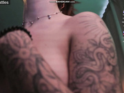 Suk_ki - рыжая красотка танцует стриптиз перед камерой