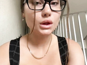 -EmilyBaby- - Горячая красотка в очках страстно мастурбирует киску в подъезде