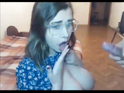 Красотка сосет член