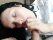 Смачно сосет у мужа