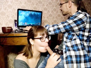 Сосет парню пока тот играет