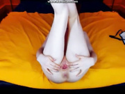 Красотка Adele растягивает и дрочит письку