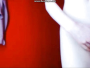 Красотка Adele растягивает и дрочит письку