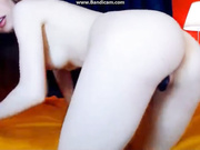 Красотка Adele растягивает и дрочит письку