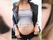 Vanilla_sexy беременная в колготках во дворе