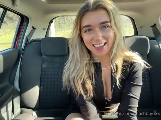 ДЕВИЦА ДРОЧИТ В АВТО