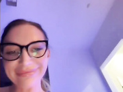 Vivien_ - голенькая, нежится в кроватке.