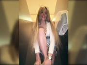 ALVUWKA одевает колготки в туалете