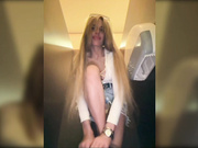 ALVUWKA одевает колготки в туалете