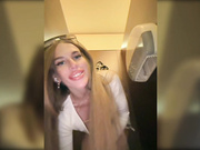 ALVUWKA одевает колготки в туалете