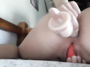 ДЕВИЦА САМА СЕБЯ ТРАХАЕТ