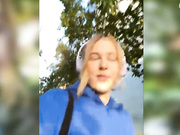 advaya Отодвинула трусики на улице в кустах