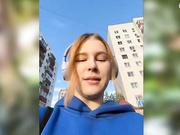 advaya Отодвинула трусики на улице в кустах