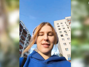 advaya Отодвинула трусики на улице в кустах