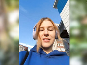 advaya Отодвинула трусики на улице в кустах