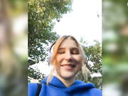 advaya Отодвинула трусики на улице в кустах