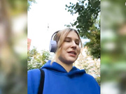 advaya Отодвинула трусики на улице в кустах