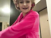 -Lana-Chester- встретила курьера