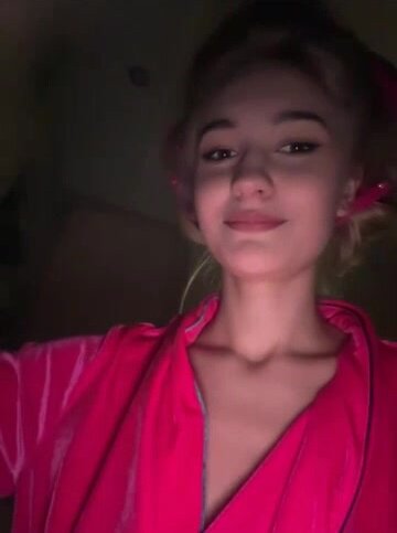 -Lana-Chester- встретила курьера