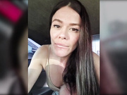 Miss_Viktoria одевает колготки в машине