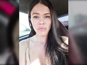 Miss_Viktoria одевает колготки в машине