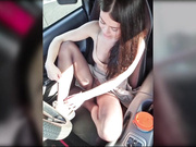 Miss_Viktoria одевает колготки в машине