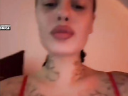 Italianka - горячая брюнетка трахает киской твоё лицо