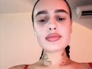 Italianka - горячая брюнетка трахает киской твоё лицо