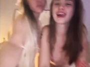 Kate_kotik - две голенькие лесби подружки нежно ласкаются язычками