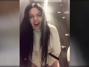 -Louise-дрочка в туалете-2