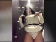 -Louise-дрочка в туалете-2