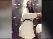 -Louise-дрочка в туалете-2