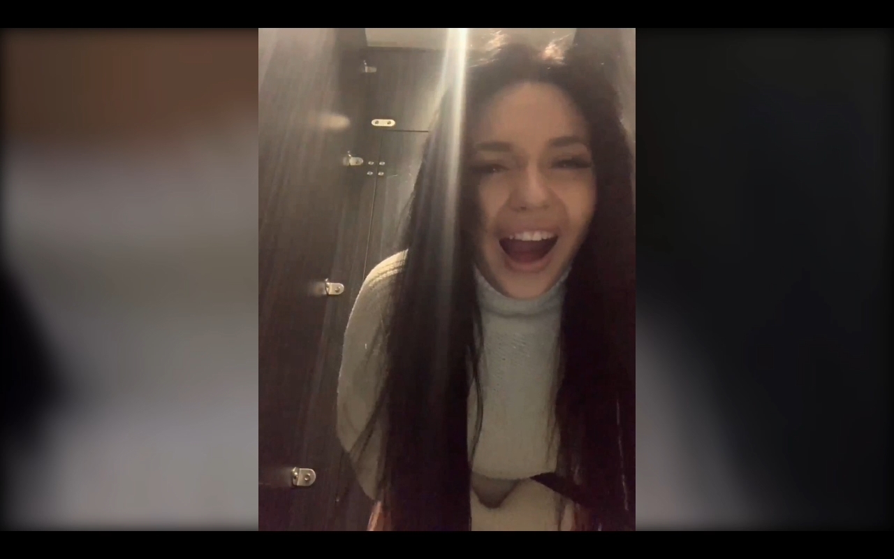 -Louise-дрочка в туалете-2