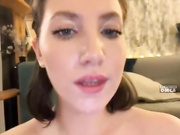 Vixie - классно заглатывает член и показывает свои прелести