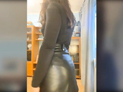 Соблазнительная Лера в колготках