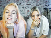 doublechris Помогла рыжей подруге отодвинуть трусики и поласкала пизду