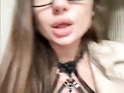 EmilyBaby - зажигательно трахает себя на лестничной площадке