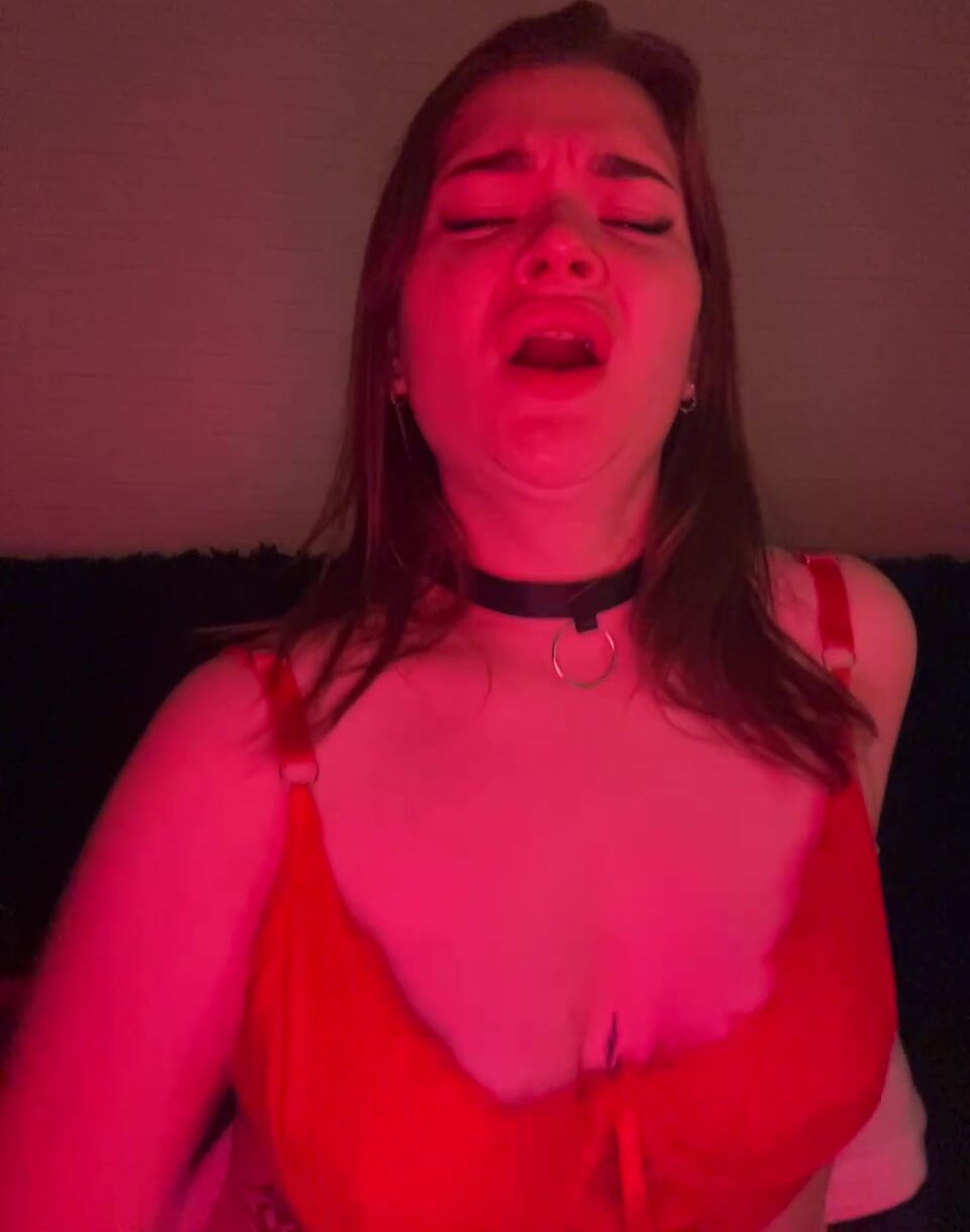 GirlDevil трахает себя сосёт крупный план,новая модель