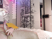 NIKI7377 прыгает попкой на члене