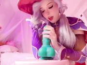 САМА СЕБЯ ТРАХАЕТ