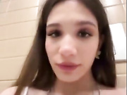 ДЕВИЦА ДРОЧИТ