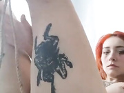 ДЕВИЦА ДРОЧИТ