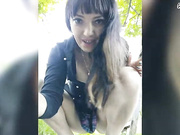 lalili Жгучая брюнетка отодвинула трусики в сторонку на улице