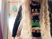 ДЕВИЦА ТРАХАЕТСЯ